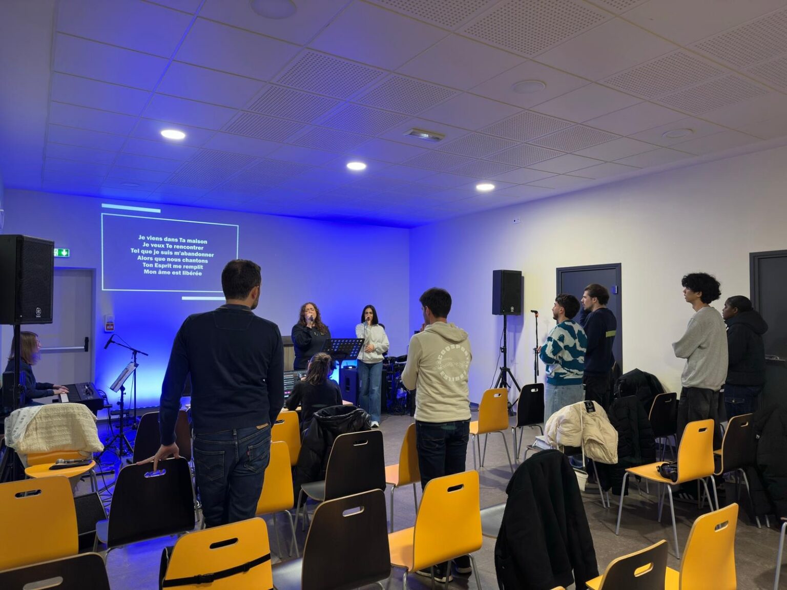 Soirée louange au groupe de jeunes